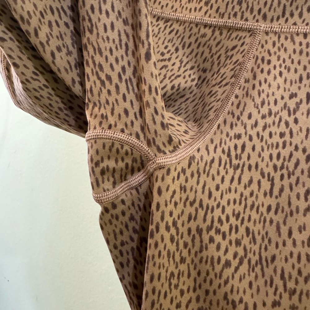 Athleta Salutation Stash Pocket Leggings Shanti Animal - Picture 3 of 7